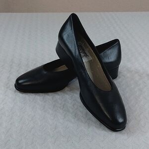 Worthington soft collection 7 M. Black one inch heels. Faux leather.